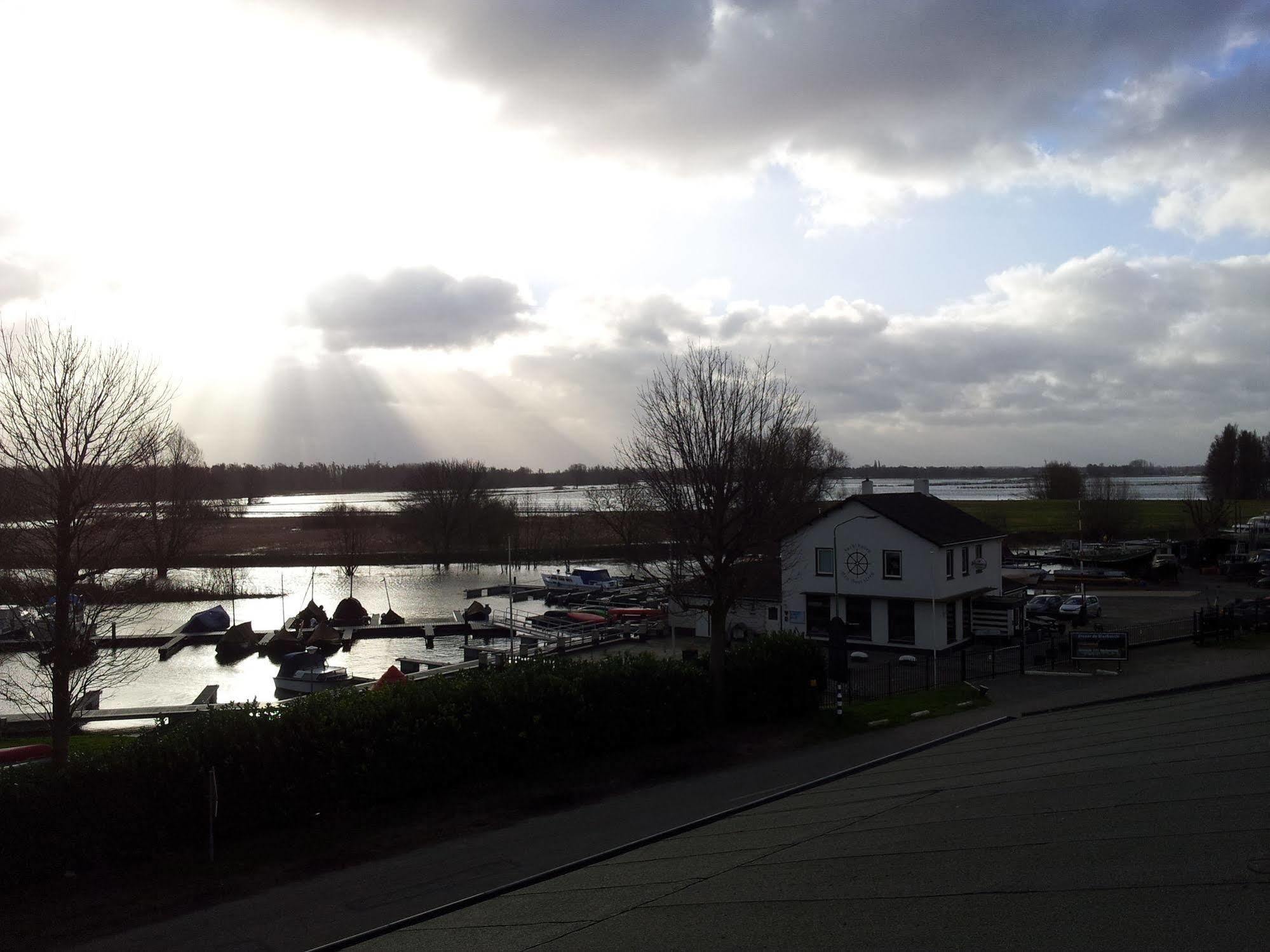 De Brabantse Biesbosch Hotel Werkendam Bagian luar foto