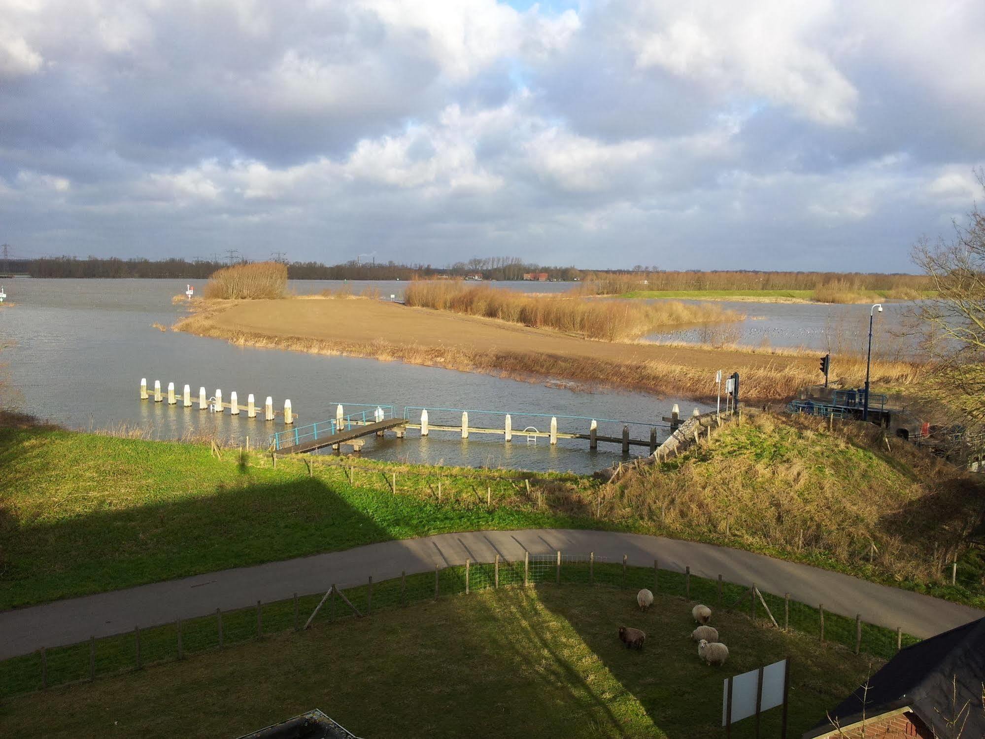 De Brabantse Biesbosch Hotel Werkendam Bagian luar foto