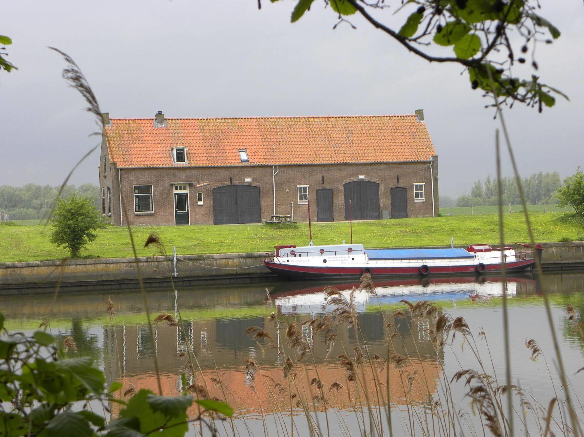De Brabantse Biesbosch Hotel Werkendam Bagian luar foto