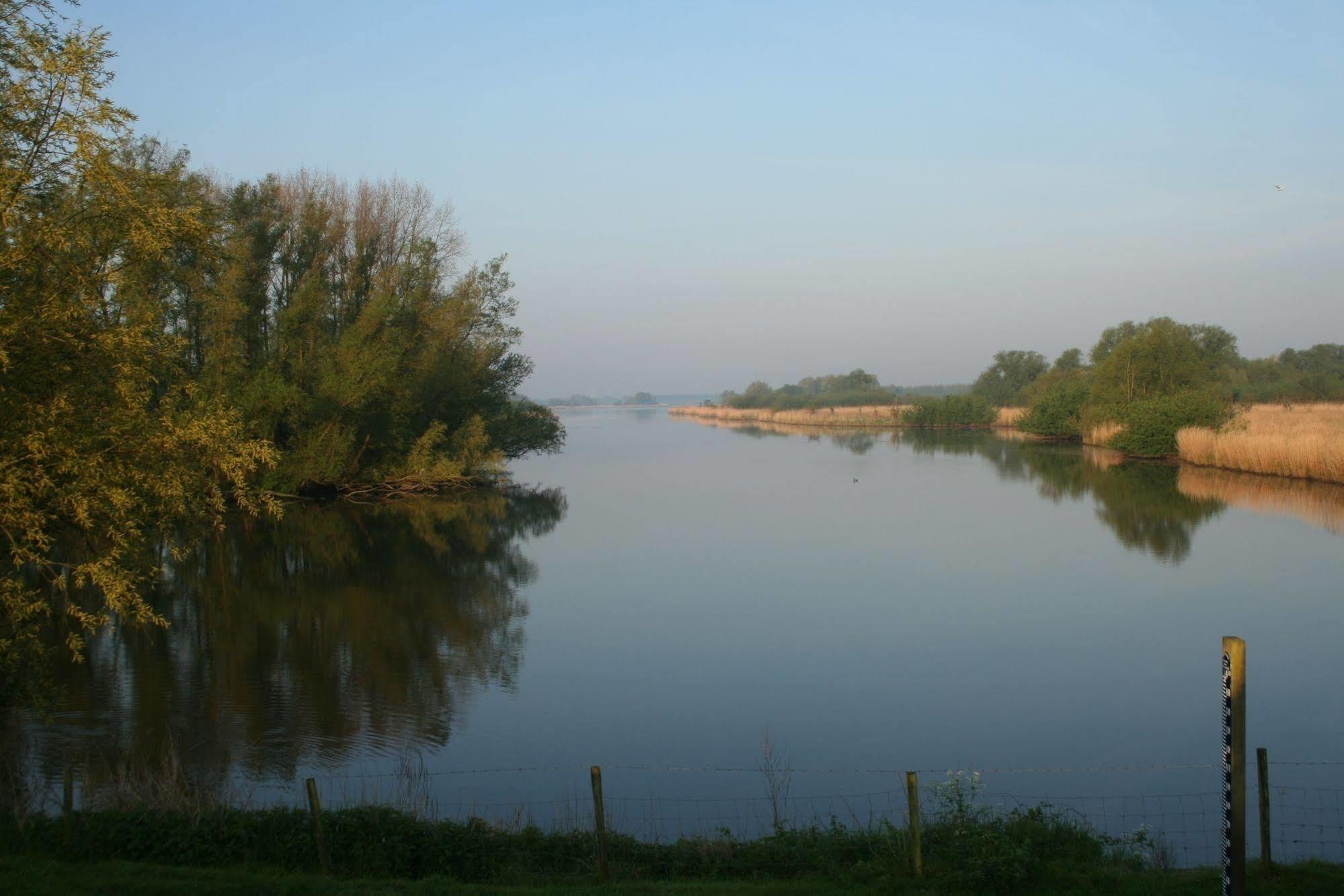 De Brabantse Biesbosch Hotel Werkendam Bagian luar foto